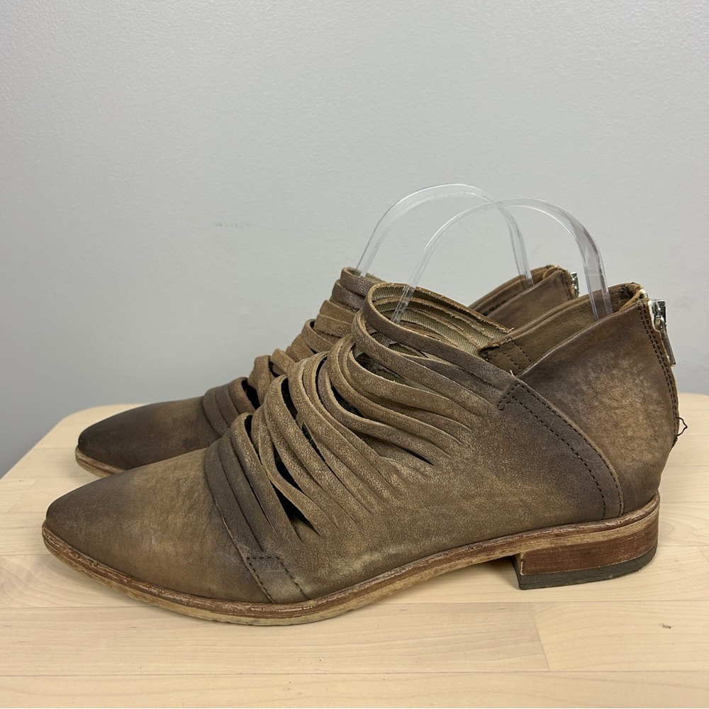 FREE PEOPLE Lost Valley Leather Ankle Boot Size 9/39 Zip Back Distressed Strappy